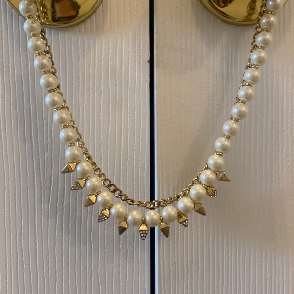 Edgy Pearl/Gold Necklace w detailing